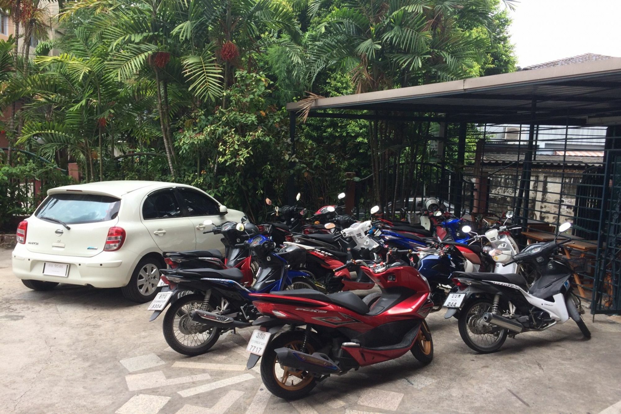 Baan Khun Mae Apartment Bangkok Exterior photo